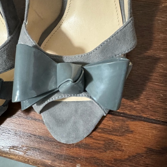 Gray heels with bow - Picture 3 of 6